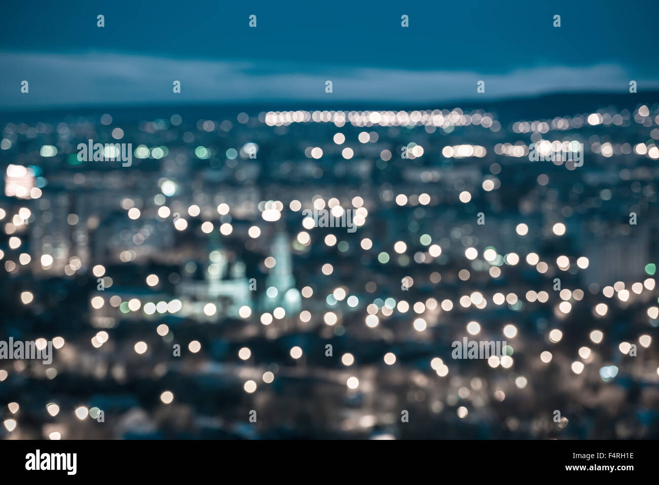 Bella blu astratto circolare sfondo bokeh, luci della città con orizzonte e stile instagram, primo piano Foto Stock