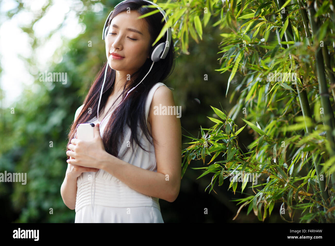 Giovani donne ascoltare musica Foto Stock