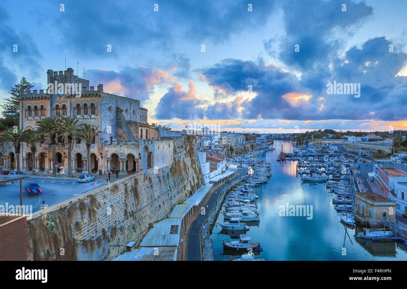 Isole Baleari, Municipio di Ciutadella, città, paesaggio, Menorca, Isola, Spagna, Europa, molla, architettura, barche, colorato Foto Stock