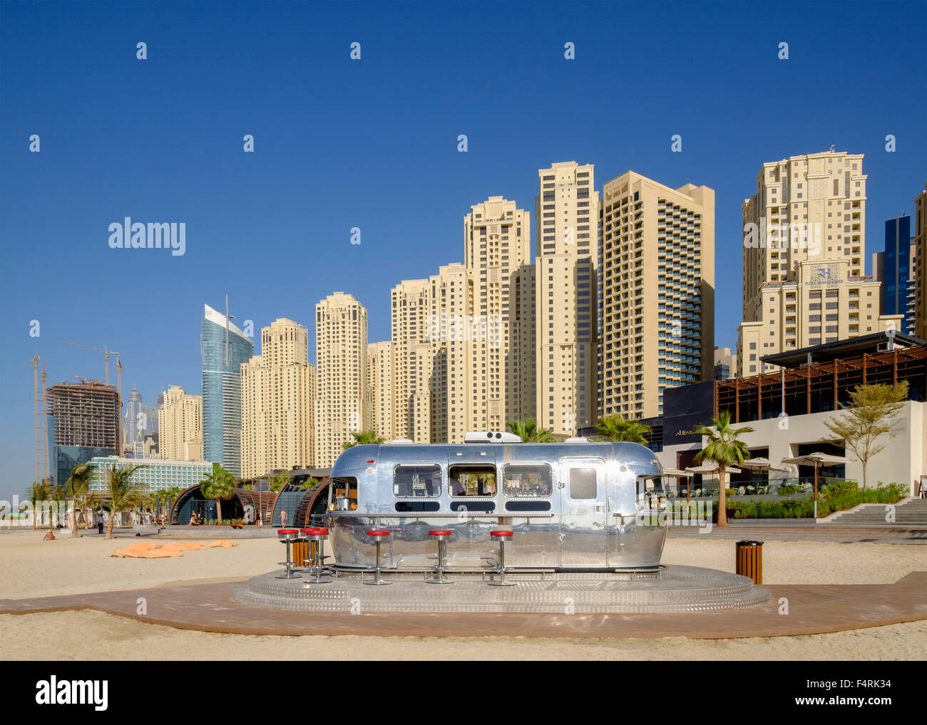 Visualizzare di nuovo al dettaglio sulla spiaggia e ristoranti e strutture presso la spiaggia sviluppo al JBR Jumeirah Beach Residences in Ma Foto Stock Visualizzare di nuovo al dettaglio sulla spiaggia e ristoranti e strutture presso la spiaggia sviluppo al JBR Jumeirah Beach Residences in Ma Foto Stock