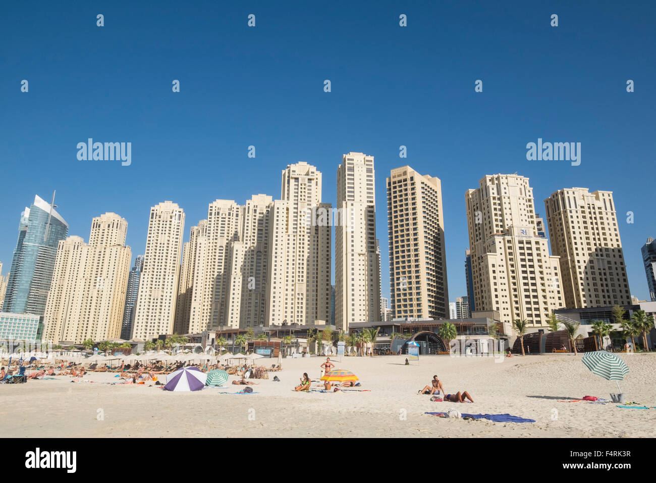 Vista della skyline di grattacieli moderni e spiaggia a JBR area del quartiere Marina di Dubai Emirati Arabi Uniti Foto Stock