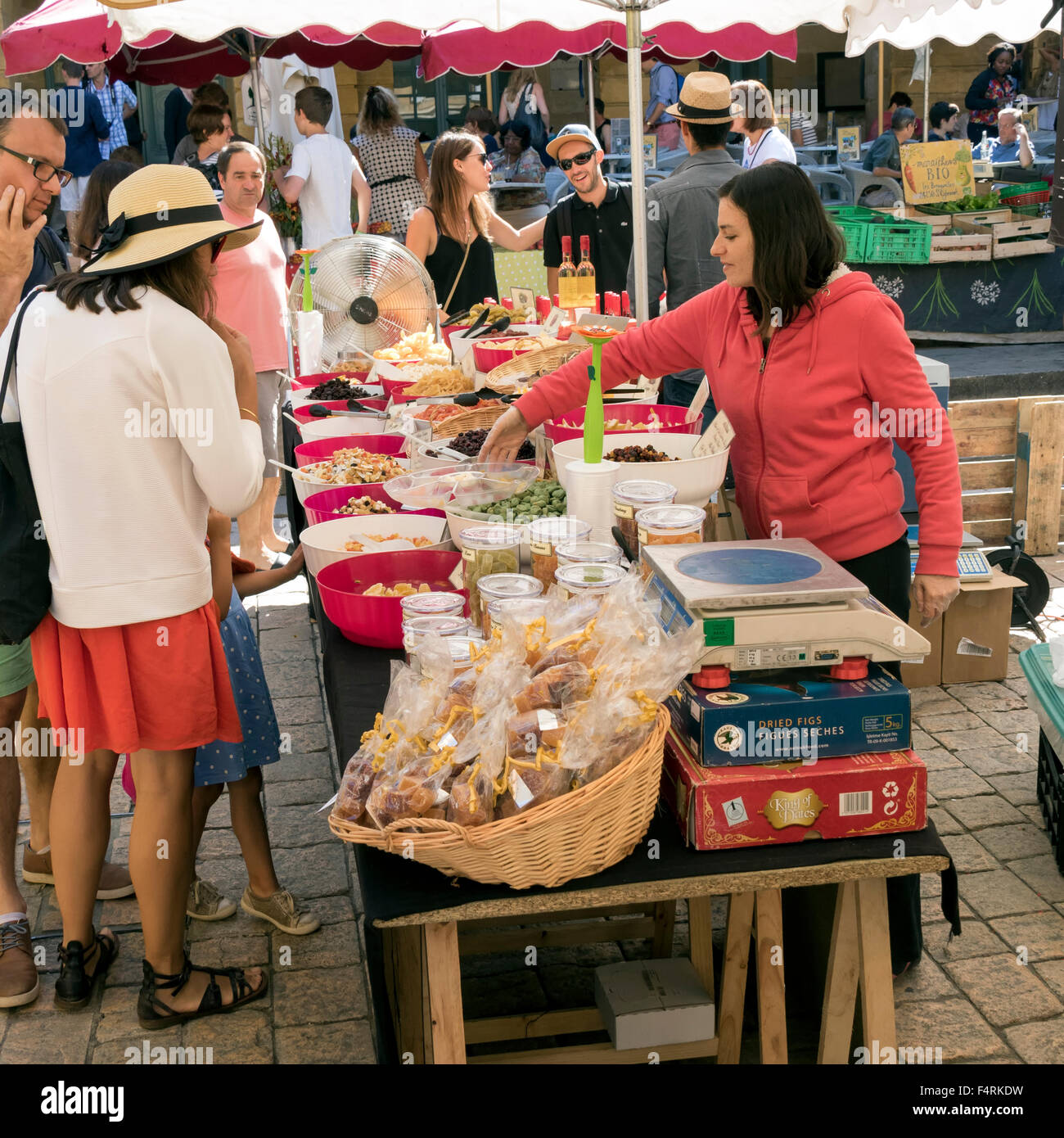 Giorno di mercato nella cittadina francese di Sarlat in Dordogna Foto Stock