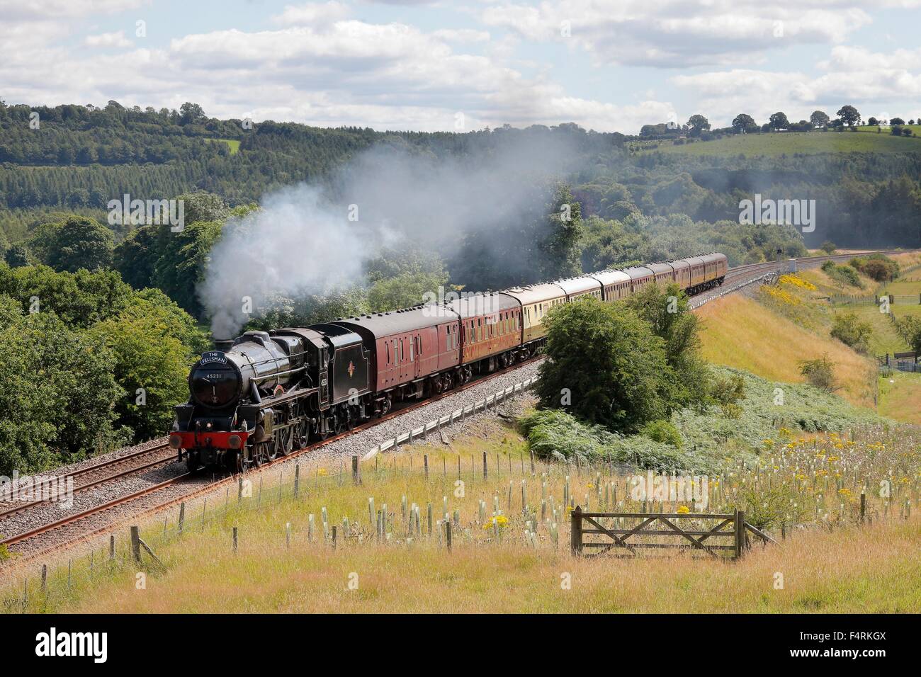 Locomotiva a vapore LMS Stanier Class 5 4-6-0 Sherwood Forester. Accontentarsi di Carlisle linea ferroviaria vicino Lazonby, Cumbria, Regno Unito. Foto Stock