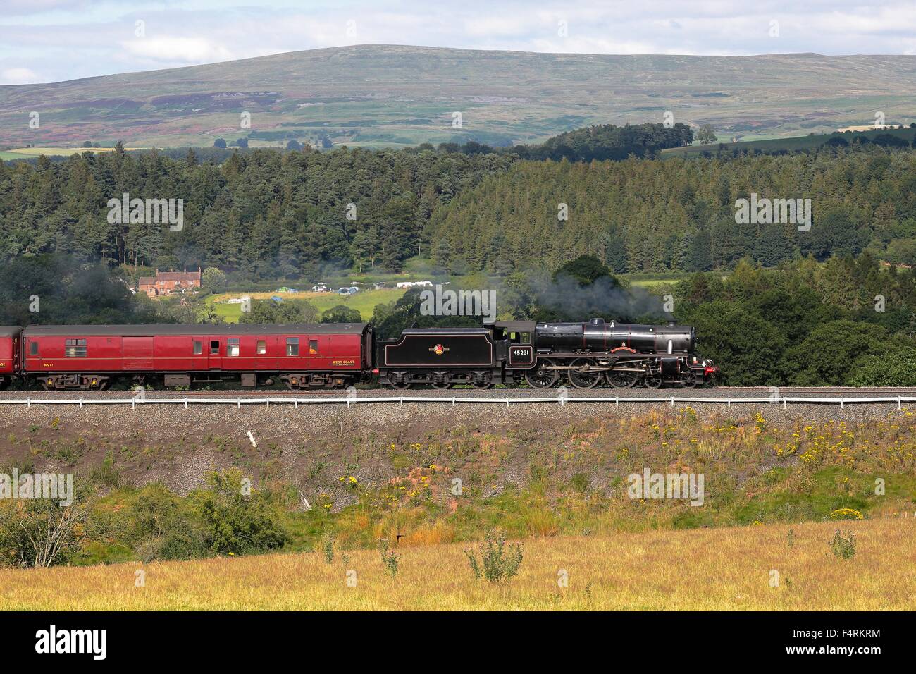Locomotiva a vapore LMS Stanier Class 5 4-6-0 Sherwood Forester 45231. Accontentarsi di Carlisle linea ferroviaria vicino Lazonby, Cumbria. Foto Stock