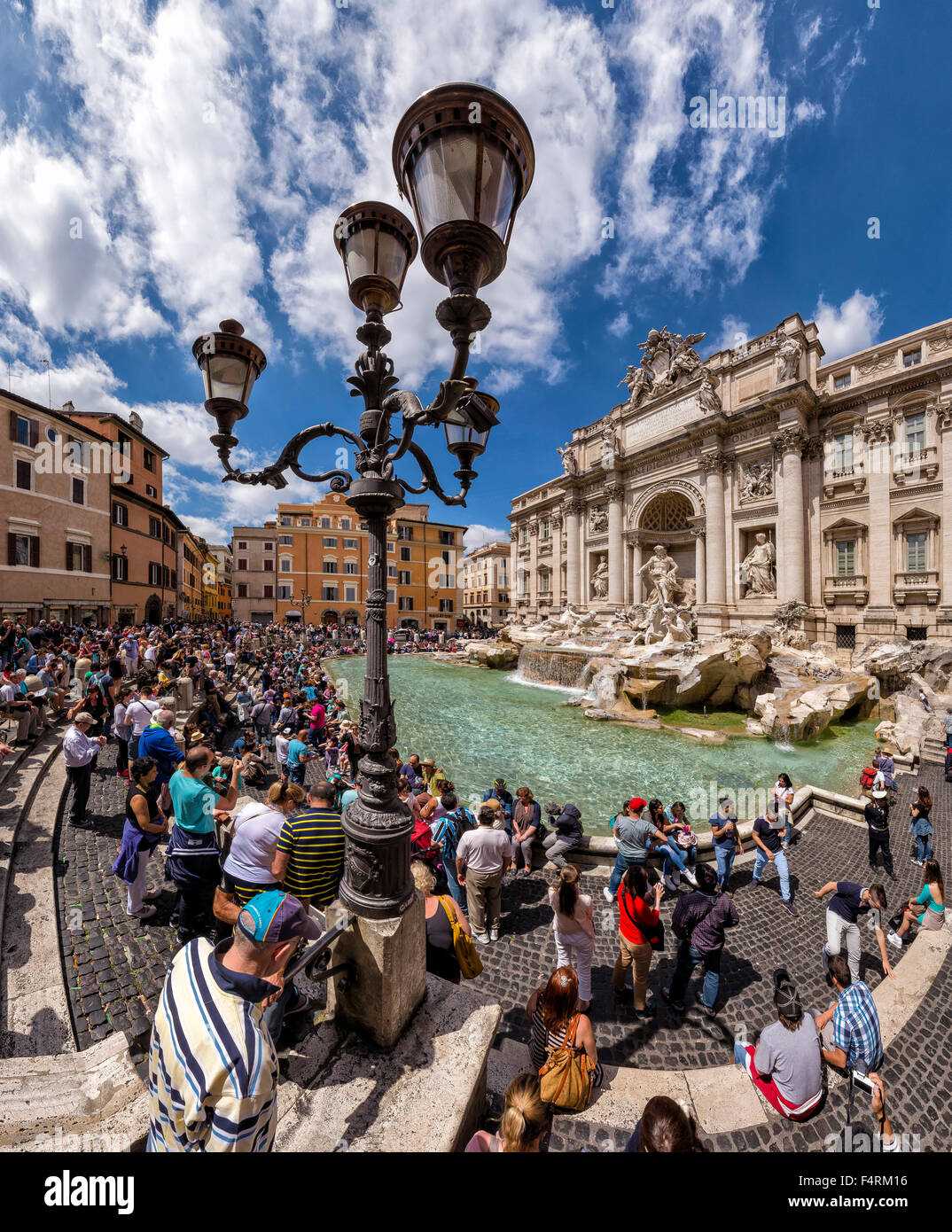L'Italia, Europa, Lazio, Roma, città, villaggio, acqua, molla, persone, la Fontana di Trevi, Fontana Foto Stock