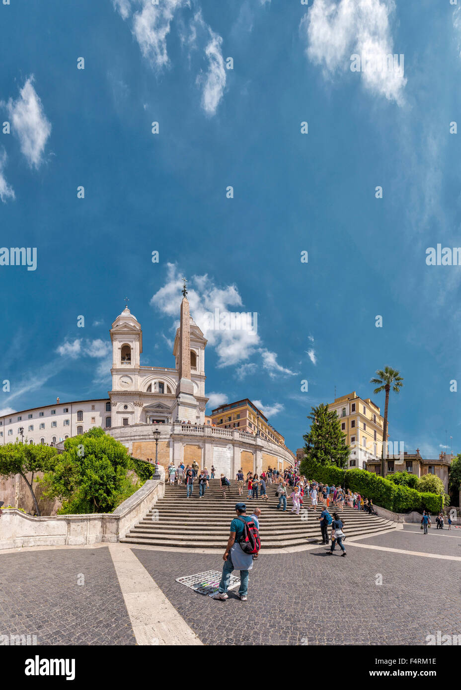 L'Italia, Europa, Lazio, Roma, città, villaggio, molla, persone, la chiesa e la Scalinata di Trinita dei Monti, Scalinata di piazza di Spagna Foto Stock