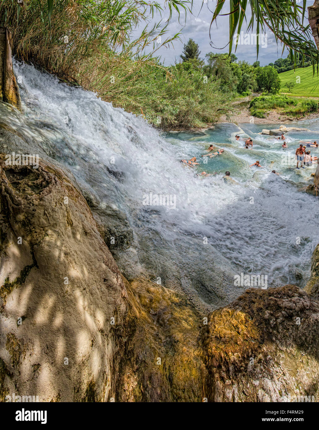 L'Italia, Europa, Toscana, Saturnia, paesaggio, acqua, molla, persone, sul fiume bagno pubblico, acqua calda sorgente, Cascate del M Foto Stock