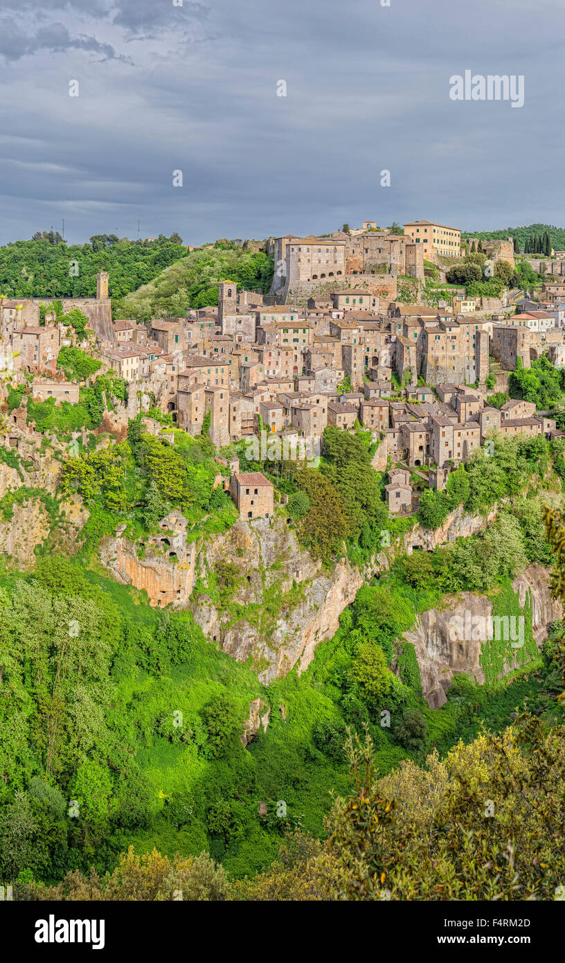 L'Italia, Europa, Toscana, Sorano, città, villaggio, foresta, legno, alberi, molla, montagne, colline, paesino situato sulla cima della montagna, Foto Stock