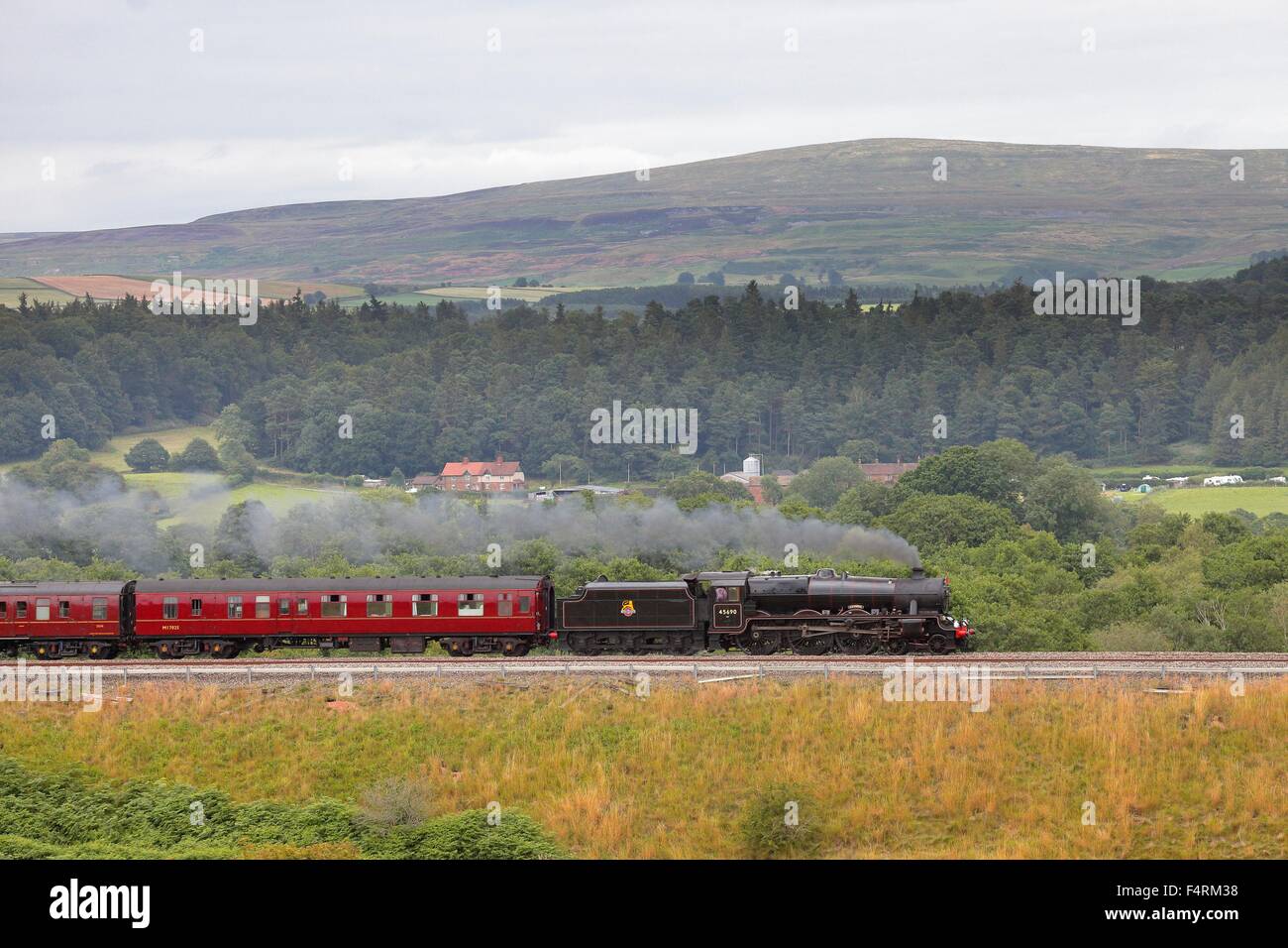 Treno a vapore LMS Giubileo Classe Leander 45690 sull'accontentarsi di Carlisle linea ferroviaria vicino Lazonby, Eden Valley, Cumbria, Regno Unito. Foto Stock