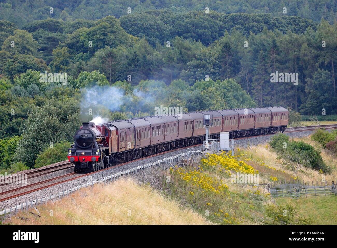 Treno a vapore LMS Giubileo 45699 Classe Galatea sulla arrivino a Carlisle linea ferroviaria vicino Lazonby, Eden Valley, Cumbria, Regno Unito. Foto Stock