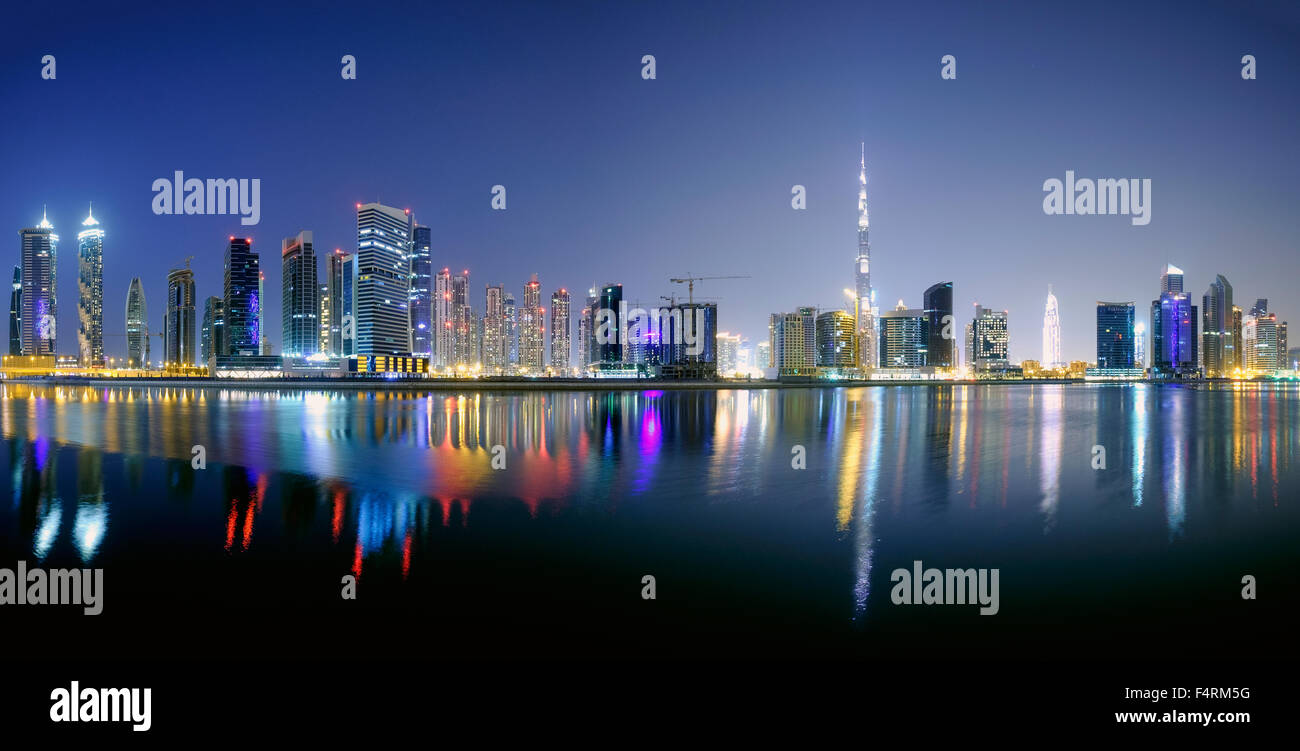 Vista notturna di Burj Khalifa e Creek a New Business Bay quartiere di Dubai Emirati Arabi Uniti Foto Stock