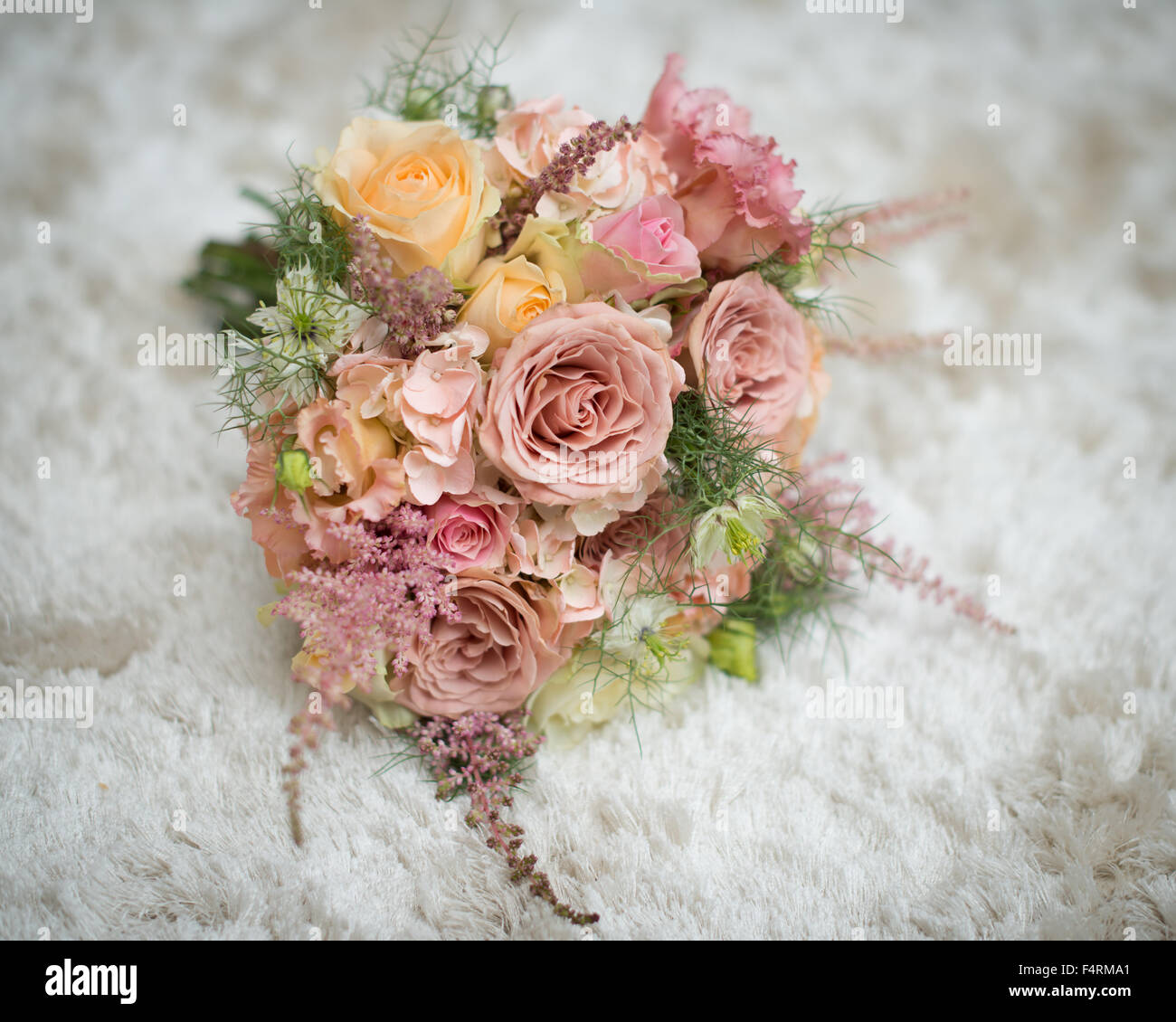 Bouquet nozze fiori rosa pesca e giallo limone con fogliame verde bellissimo matrimonio di fiori per la sposa o damigella Foto Stock