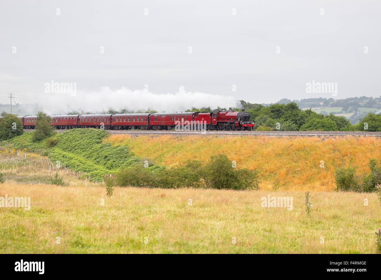 Locomotiva a vapore LMS Giubileo 45699 Classe Galatea sulla arrivino a Carlisle linea ferroviaria vicino Lazonby, Eden Valley, Cumbria, Regno Unito. Foto Stock