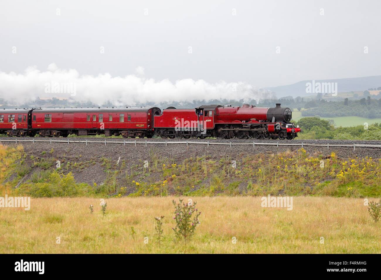 Treno a vapore LMS Giubileo 45699 Classe Galatea sulla arrivino a Carlisle linea ferroviaria vicino Lazonby, Eden Valley, Cumbria, Regno Unito. Foto Stock
