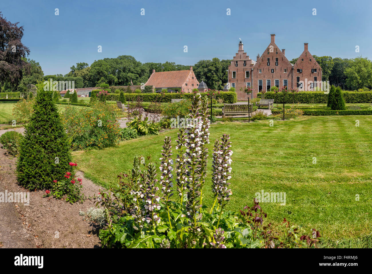 Paesi Bassi, Europa, Olanda, Uithuizen, Groningen, castello, fiori, estate, giardino, Castello Menkemaborg Foto Stock