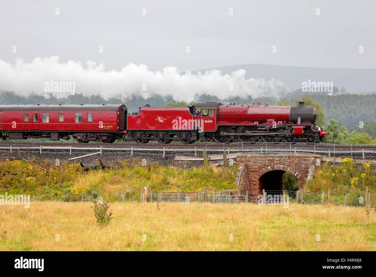 Treno a vapore LMS Giubileo 45699 Classe Galatea sulla arrivino a Carlisle linea ferroviaria vicino Lazonby, Eden Valley, Cumbria, Regno Unito. Foto Stock
