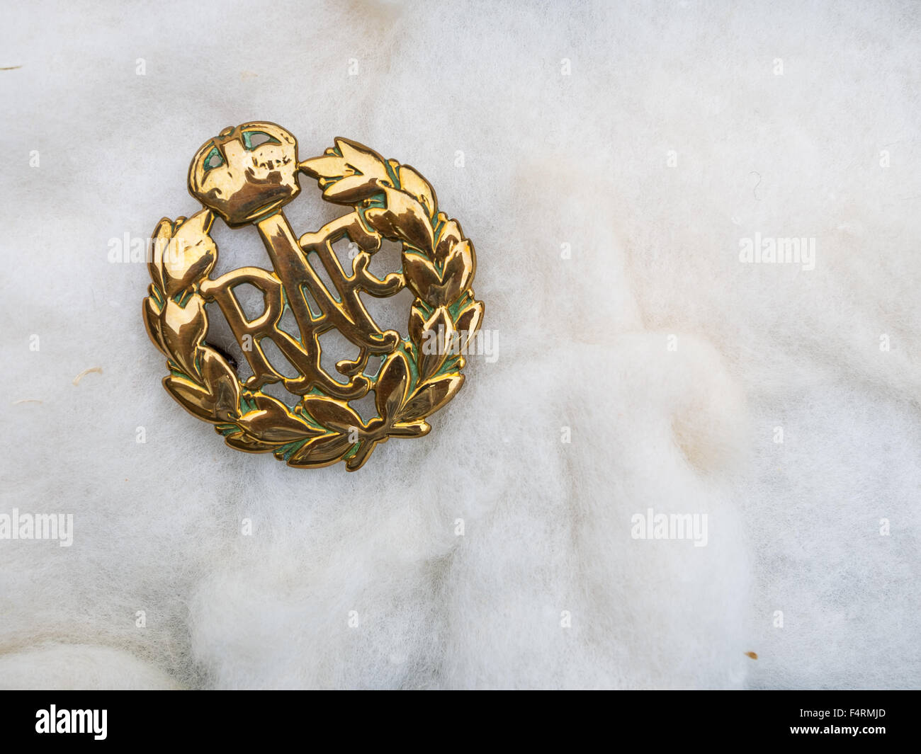 Tappo di RAF badge, ottone. Si usura a causa della molto amorevole e lucidatura nel corso degli anni! Memorizzati su cotone. Foto Stock