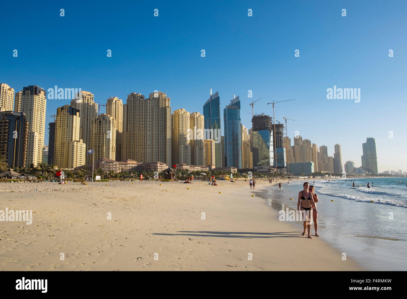 Vista della skyline di grattacieli moderni e spiaggia a JBR Jumeirah Beach Resort district di Dubai Emirati Arabi Uniti Foto Stock