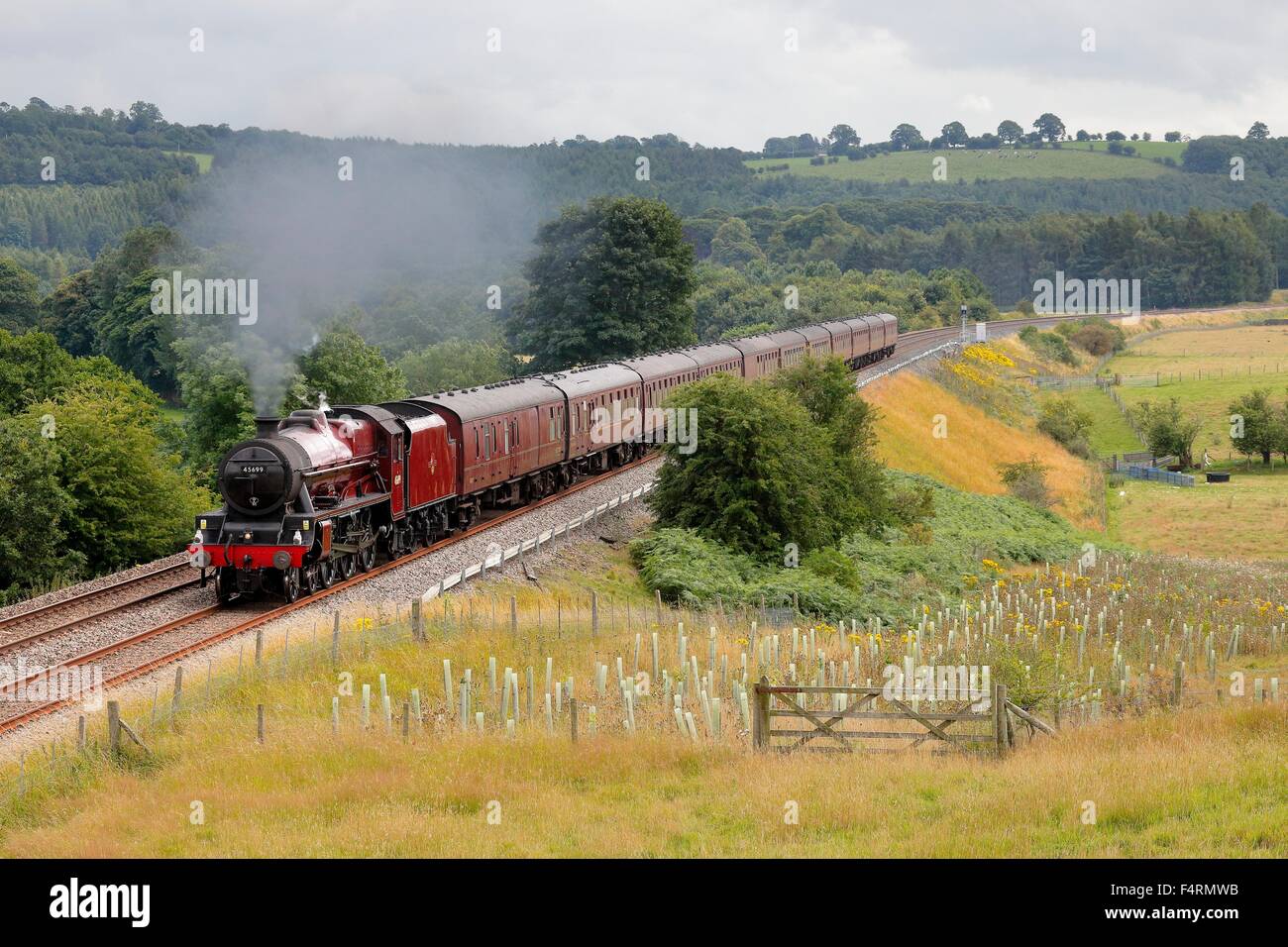Locomotiva a vapore LMS Giubileo 45699 Classe Galatea sulla arrivino a Carlisle linea ferroviaria vicino Lazonby, Eden Valley, Cumbria, Regno Unito. Foto Stock