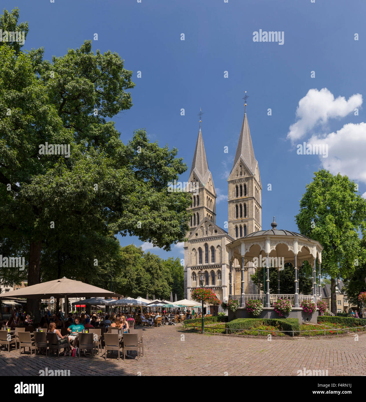 Paesi Bassi, Europa, Olanda, Roermond, Limburg, chiesa, il monastero, foresta, legno, alberi, estate, persone, Munster chiesa Foto Stock