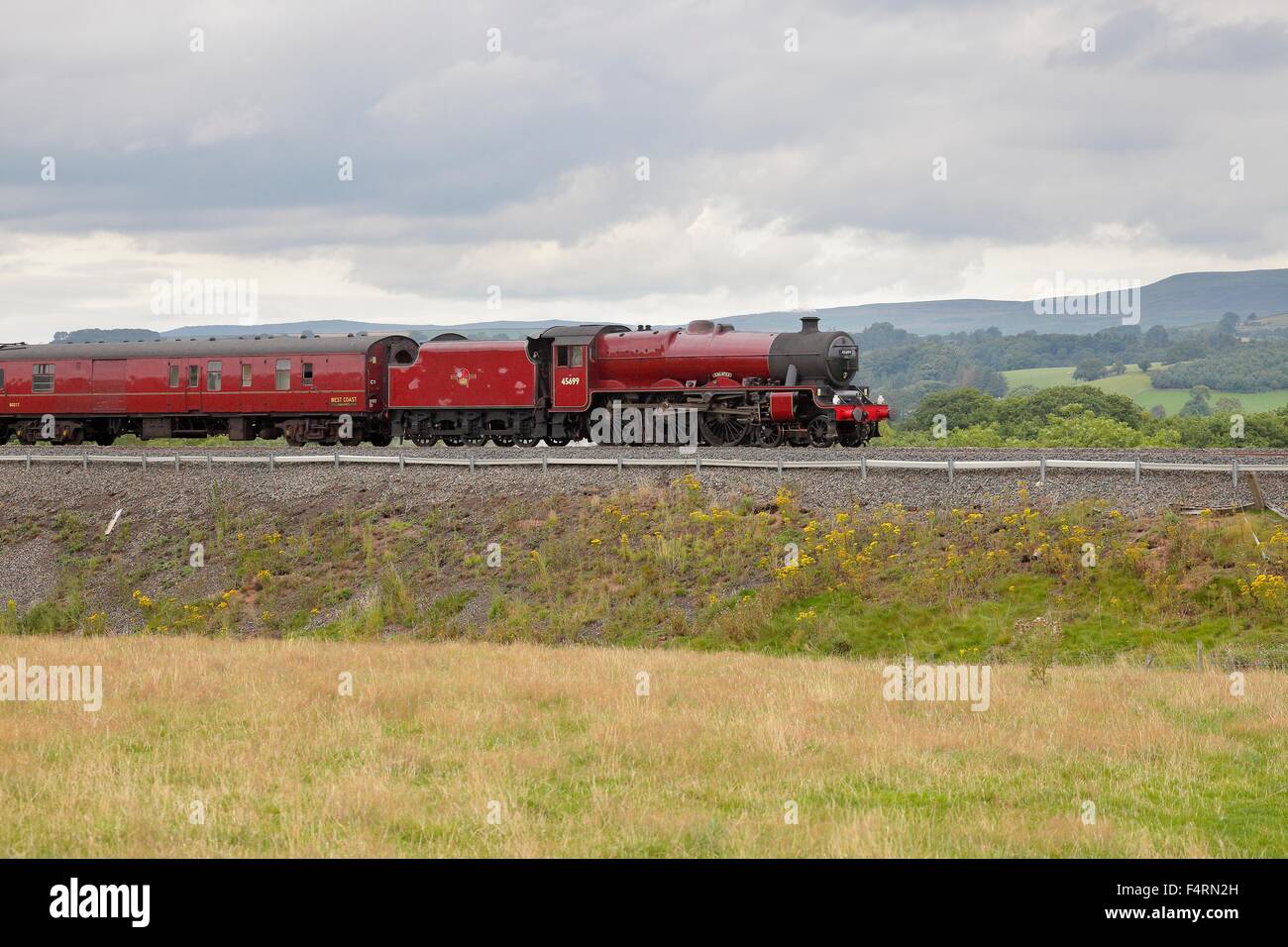 Treno a vapore LMS Giubileo 45699 Classe Galatea sulla arrivino a Carlisle linea ferroviaria vicino Lazonby, Eden Valley, Cumbria, Regno Unito. Foto Stock