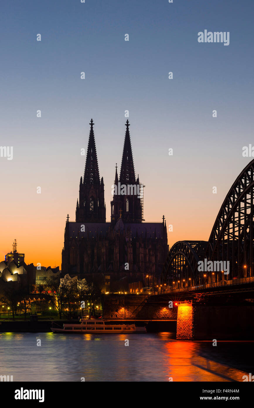 Luce della Sera, architettura, vista esterna, edificio, cristianesimo, Germania, cattedrale, Duomo, chiesa cattedrale, Ponte ferroviario, Foto Stock