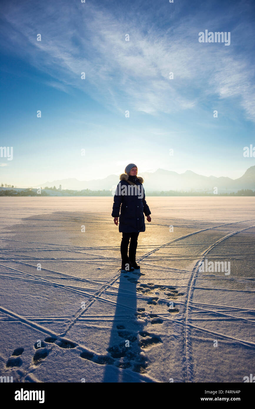 La Baviera, Germania, Europa donna, moglie, Füssen Hopfensee, superiore Svevo, Ostallgäu, neve, innevate a piedi, passeggino, inverno, vestiti Foto Stock