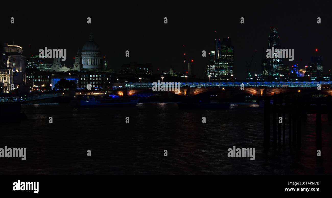 Londra sky line di notte con St Pauls Foto Stock