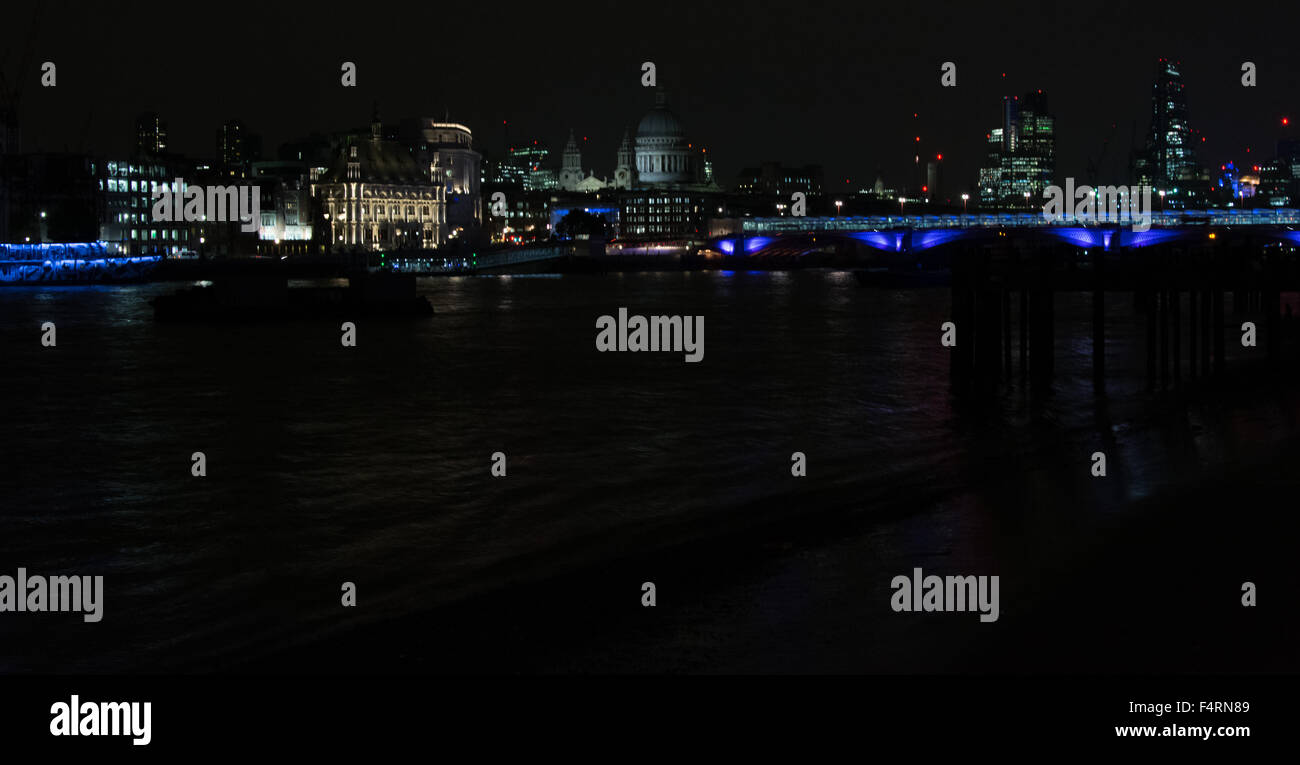 Londra sky line di notte con St Pauls Foto Stock