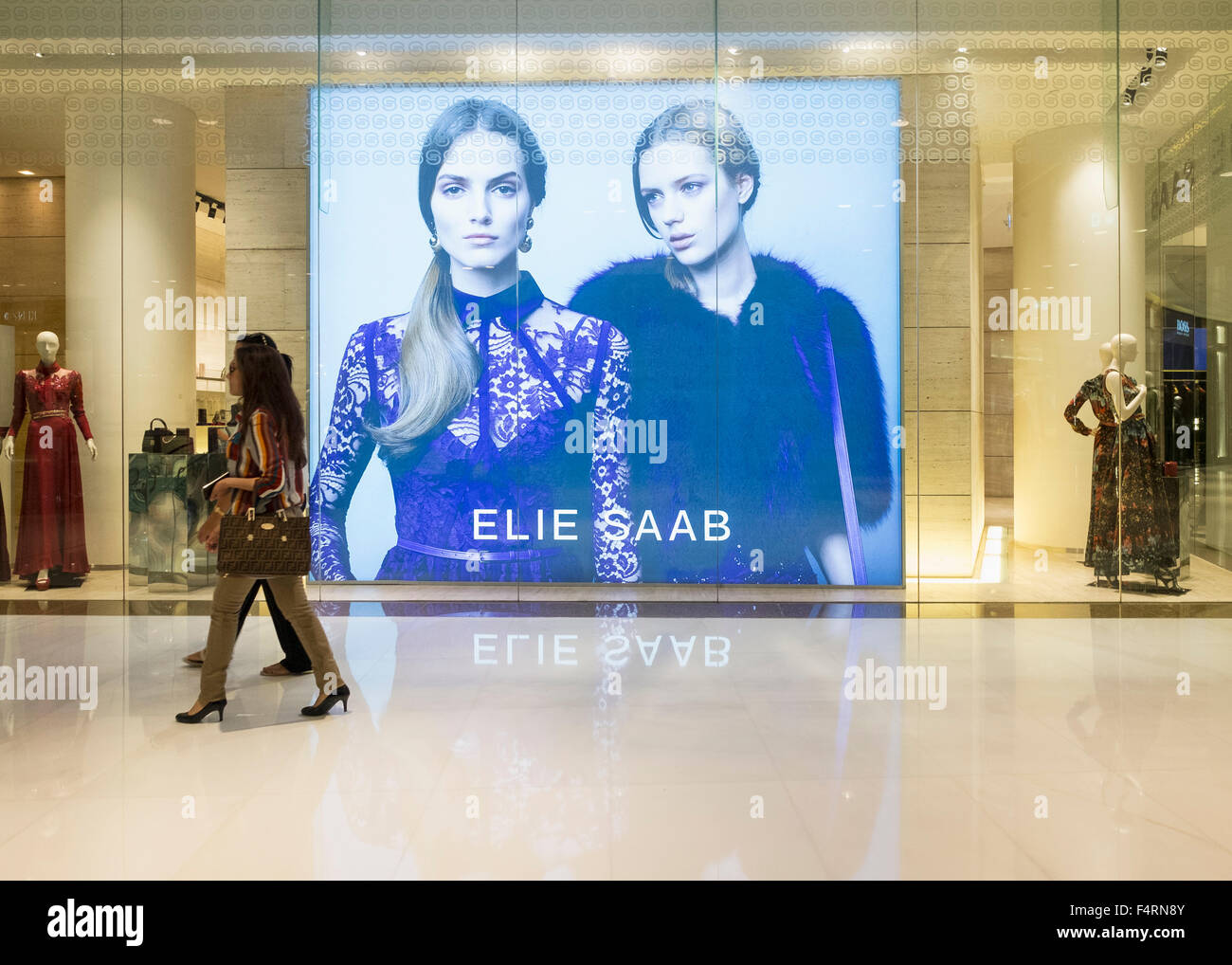 Vista di Elie Saab boutique di moda all'interno del centro commerciale di Dubai negli Emirati Arabi Uniti Foto Stock