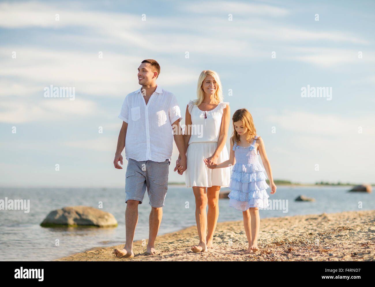 La famiglia felice in riva al mare Foto Stock