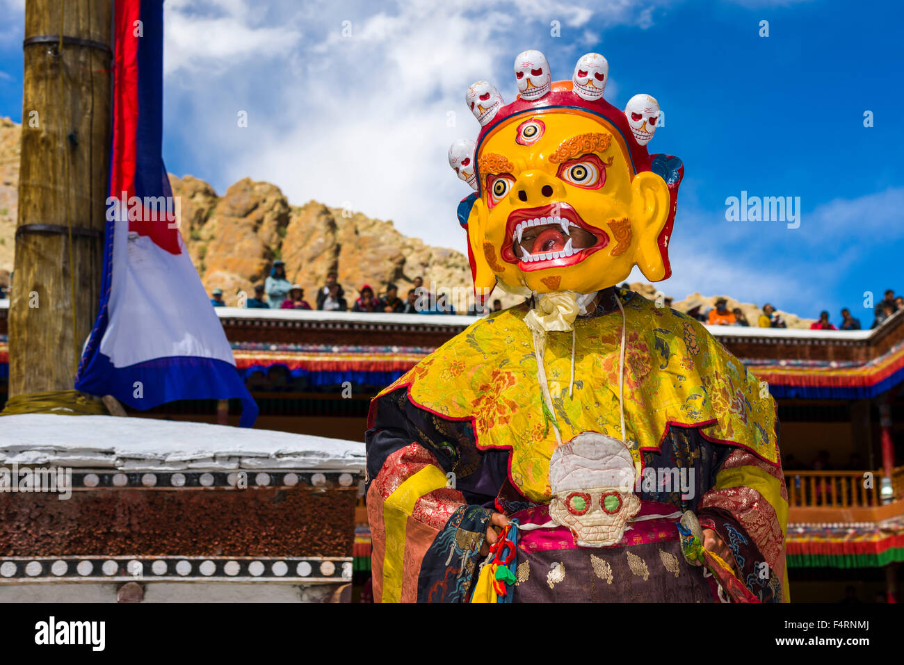 I monaci con grandi maschere di legno e coloratissimi costumi sta eseguendo danze rituali al festival di hemis nel cortile del monaste Foto Stock