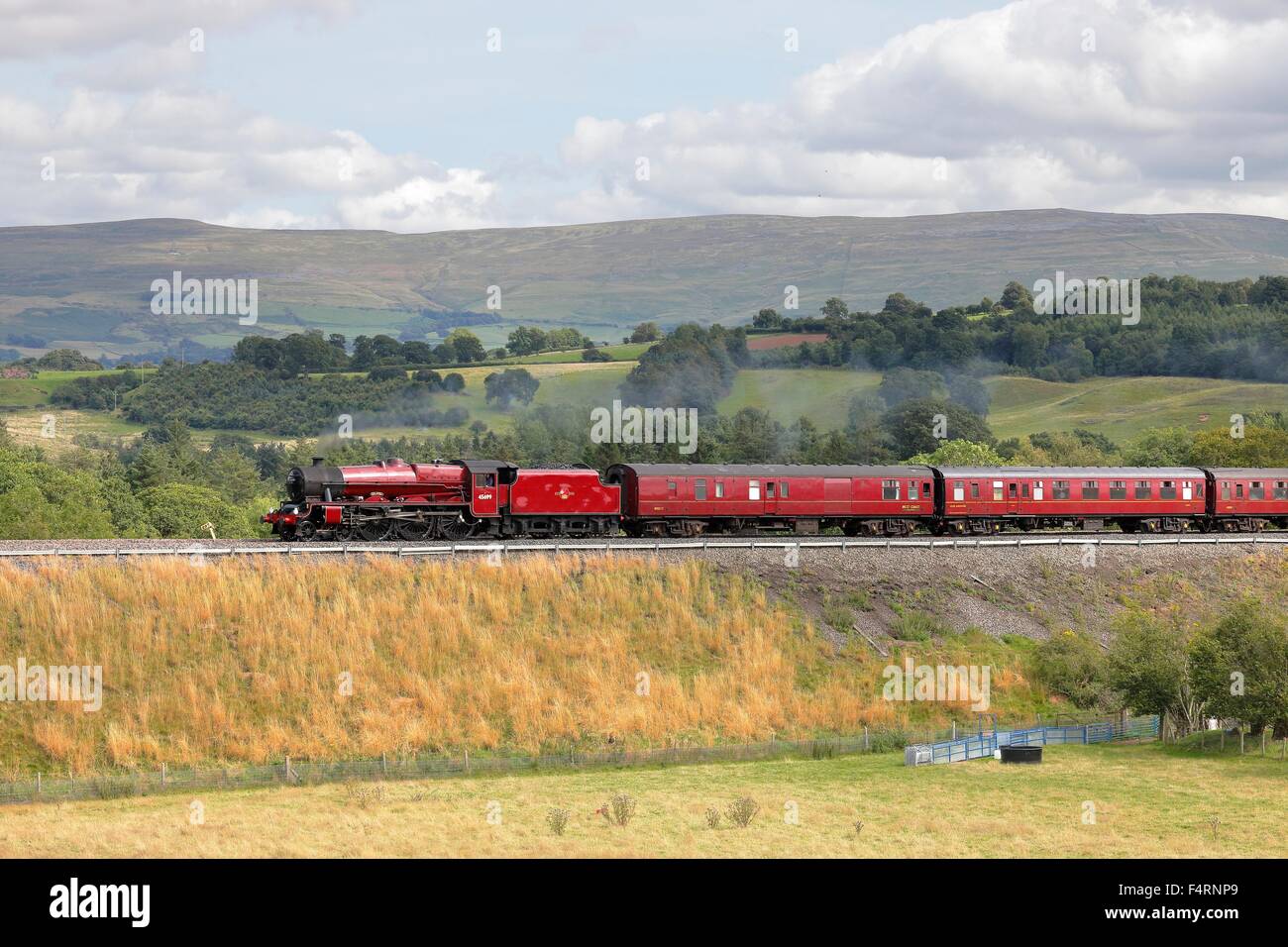 Locomotiva a vapore LMS Giubileo 45699 Classe Galatea sulla arrivino a Carlisle linea ferroviaria vicino Lazonby, Eden Valley, Cumbria, Regno Unito. Foto Stock