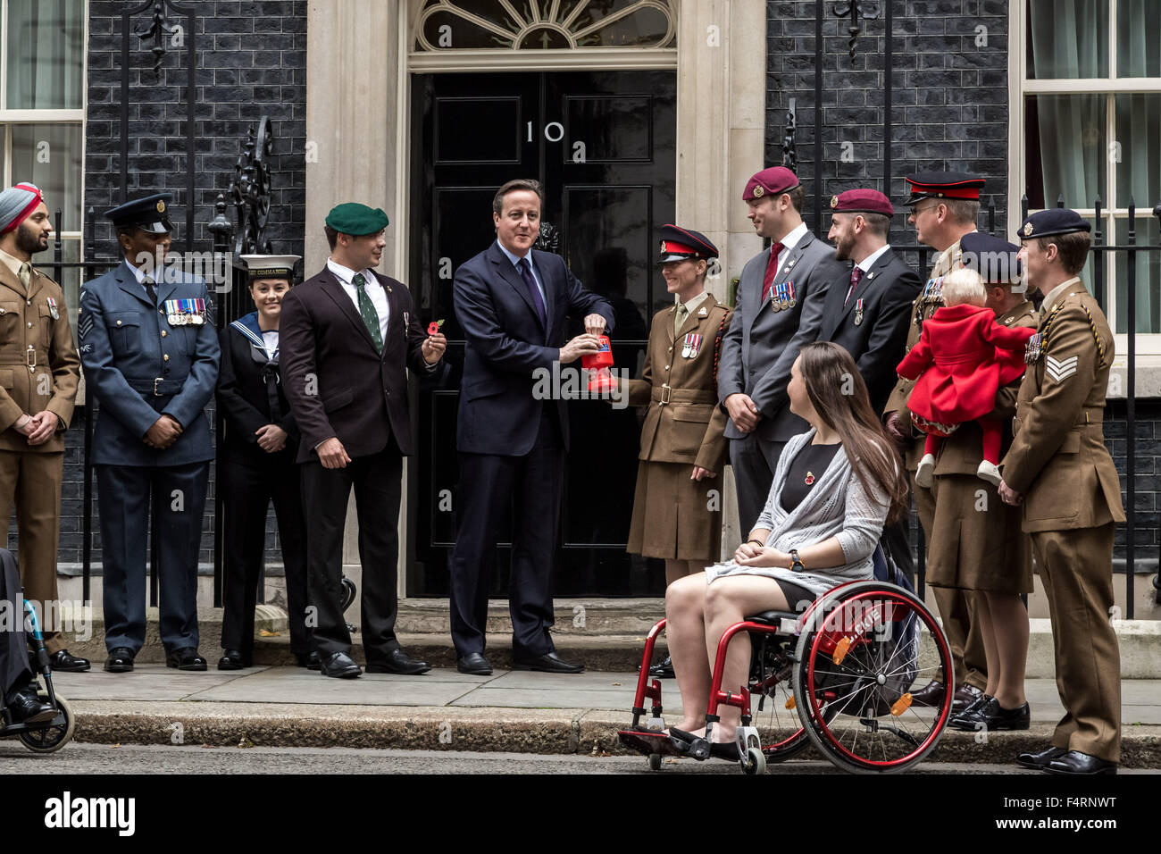 Londra, Regno Unito. 22 ottobre, 2015. Royal British Legion appello di papavero lancio annuale con sfilata passando attraverso Londra consegnando la prima di papavero al Primo Ministro David Cameron a Downing Street Credit: Guy Corbishley/Alamy Live News Foto Stock