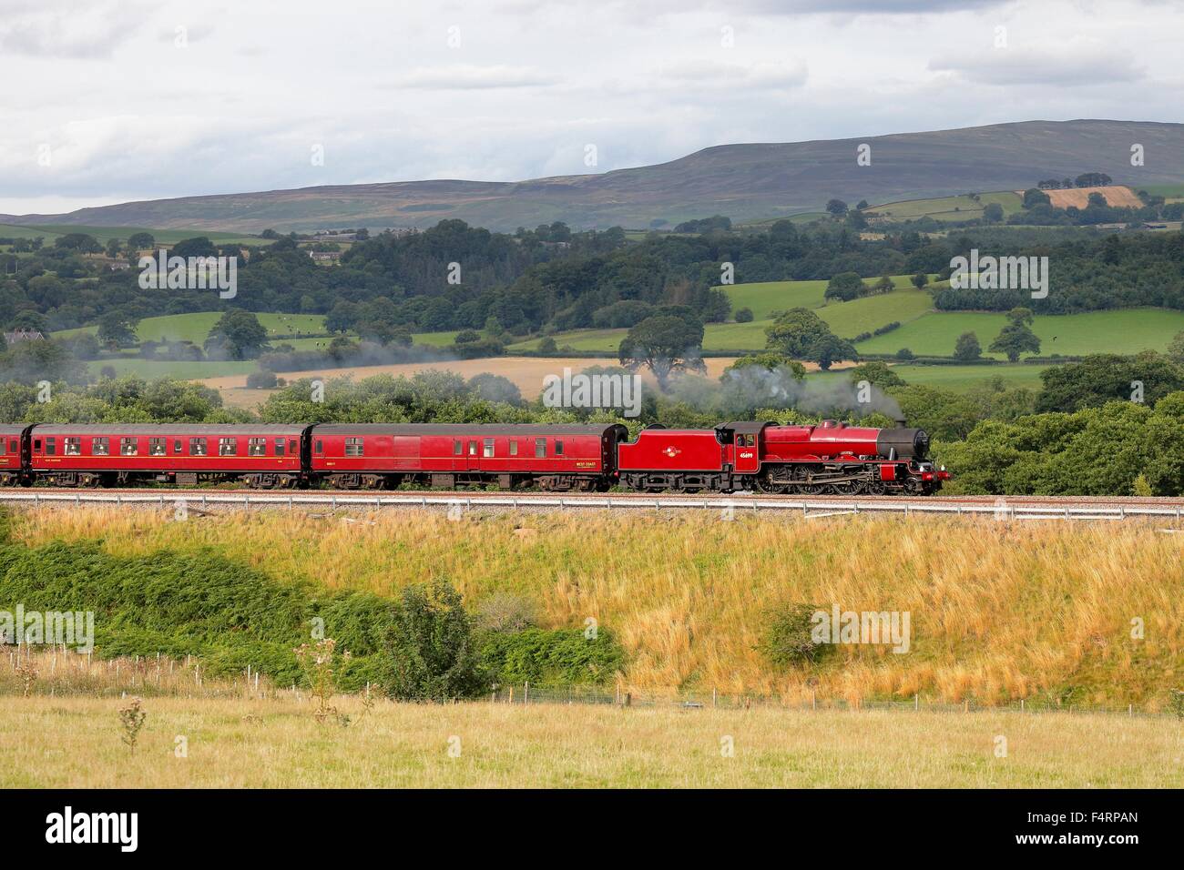 Locomotiva a vapore LMS Giubileo 45699 Classe Galatea sulla arrivino a Carlisle linea ferroviaria vicino Lazonby, Eden Valley, Cumbria, Regno Unito. Foto Stock