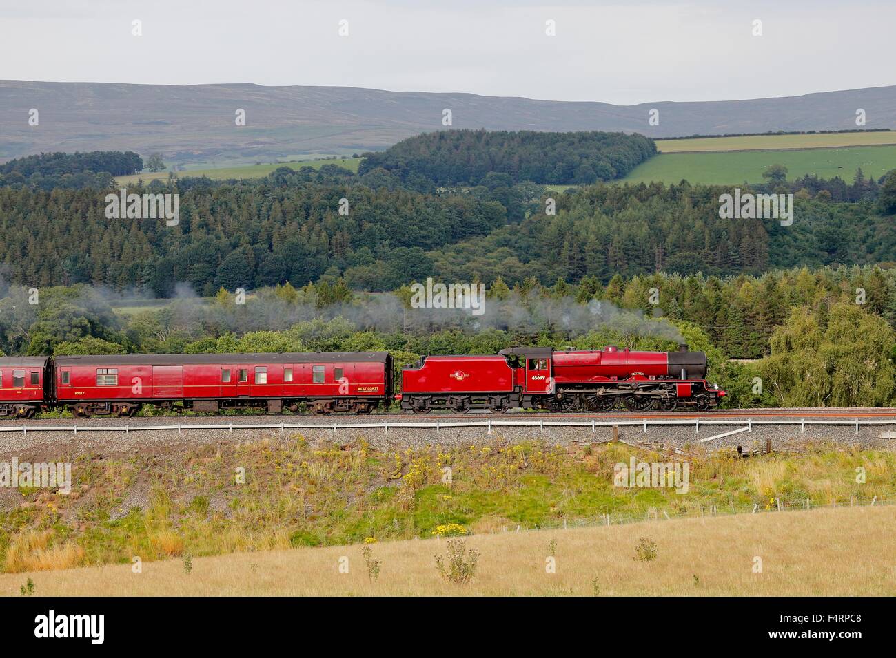 Locomotiva a vapore LMS Giubileo 45699 Classe Galatea sulla arrivino a Carlisle linea ferroviaria vicino Lazonby, Eden Valley, Cumbria, Regno Unito. Foto Stock