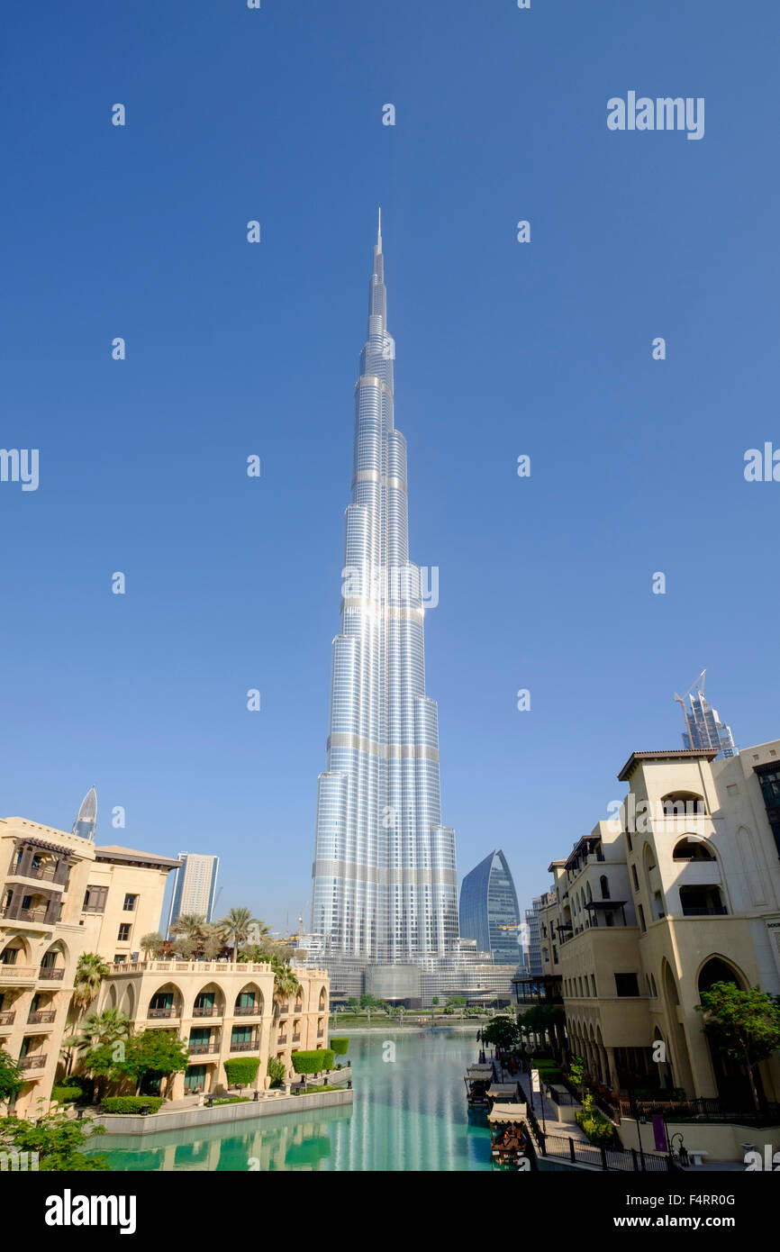 Vista del Burj Khalifa grattacielo , mondo grattacielo più alto del lago e in Dubai Emirati Arabi Uniti Foto Stock