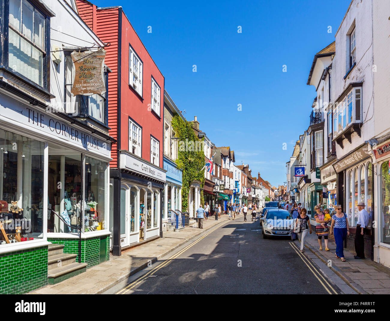 I negozi di High Street nella città vecchia, segale, East Sussex, England, Regno Unito Foto Stock