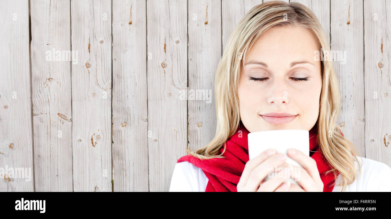 Immagine composita del ritratto di una giovane donna godendo il suo caffè caldo in inverno Foto Stock