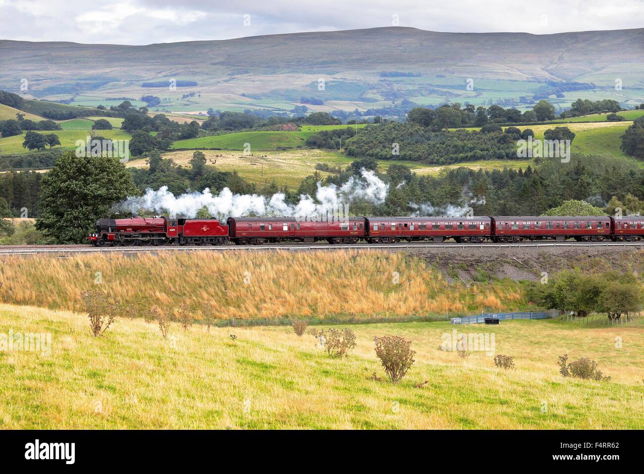 Locomotiva a vapore LMS Giubileo 45699 Classe Galatea sulla arrivino a Carlisle linea ferroviaria vicino Lazonby, Eden Valley, Cumbria, Regno Unito. Foto Stock