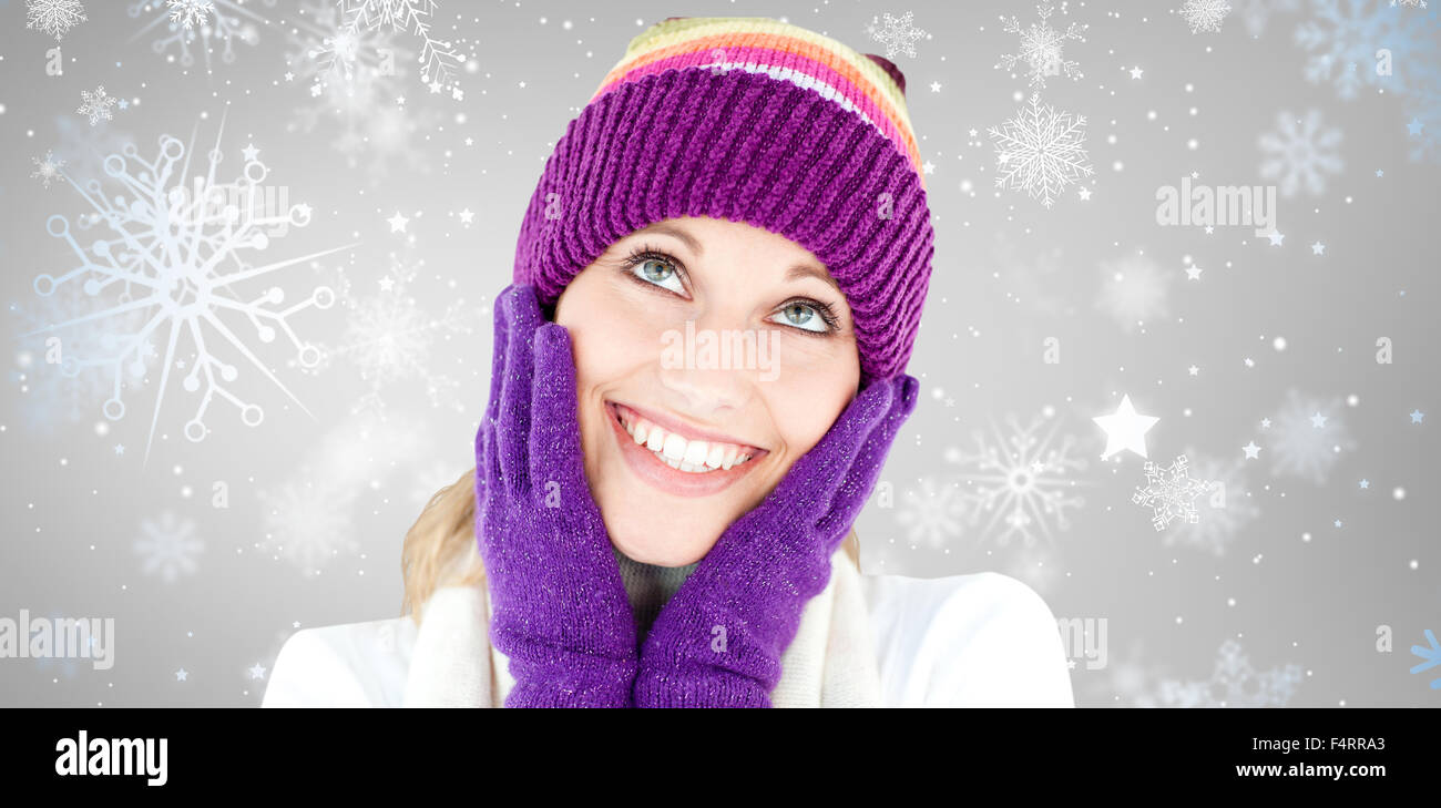 Immagine composita di allegro giovane donna con cappello e guanti in inverno Foto Stock