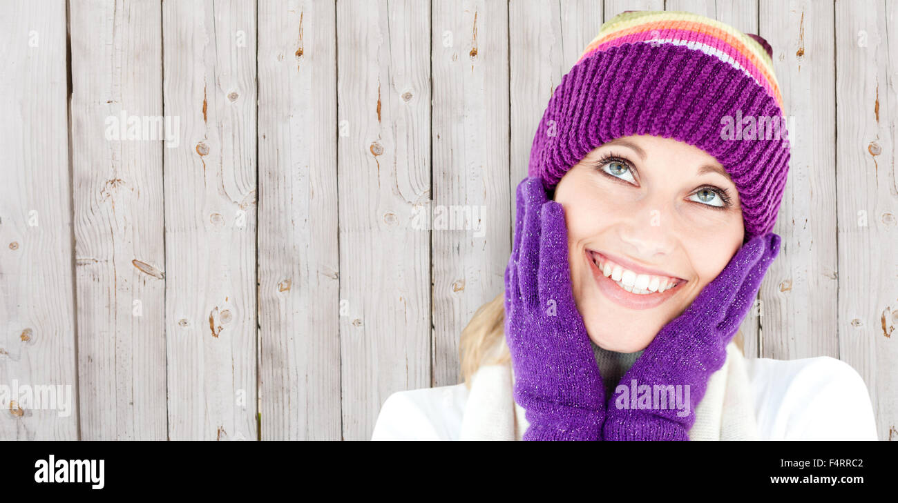 Immagine composita di allegro giovane donna con cappello e guanti in inverno Foto Stock