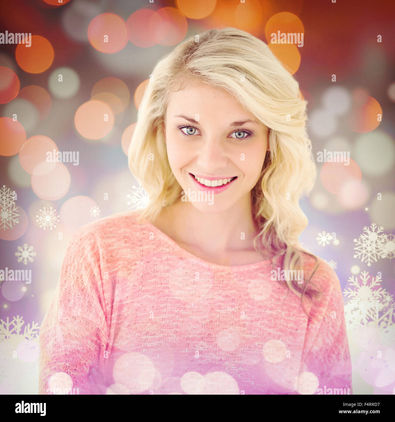 Immagine composita della bella bionda sorridente con le braccia incrociate Foto Stock