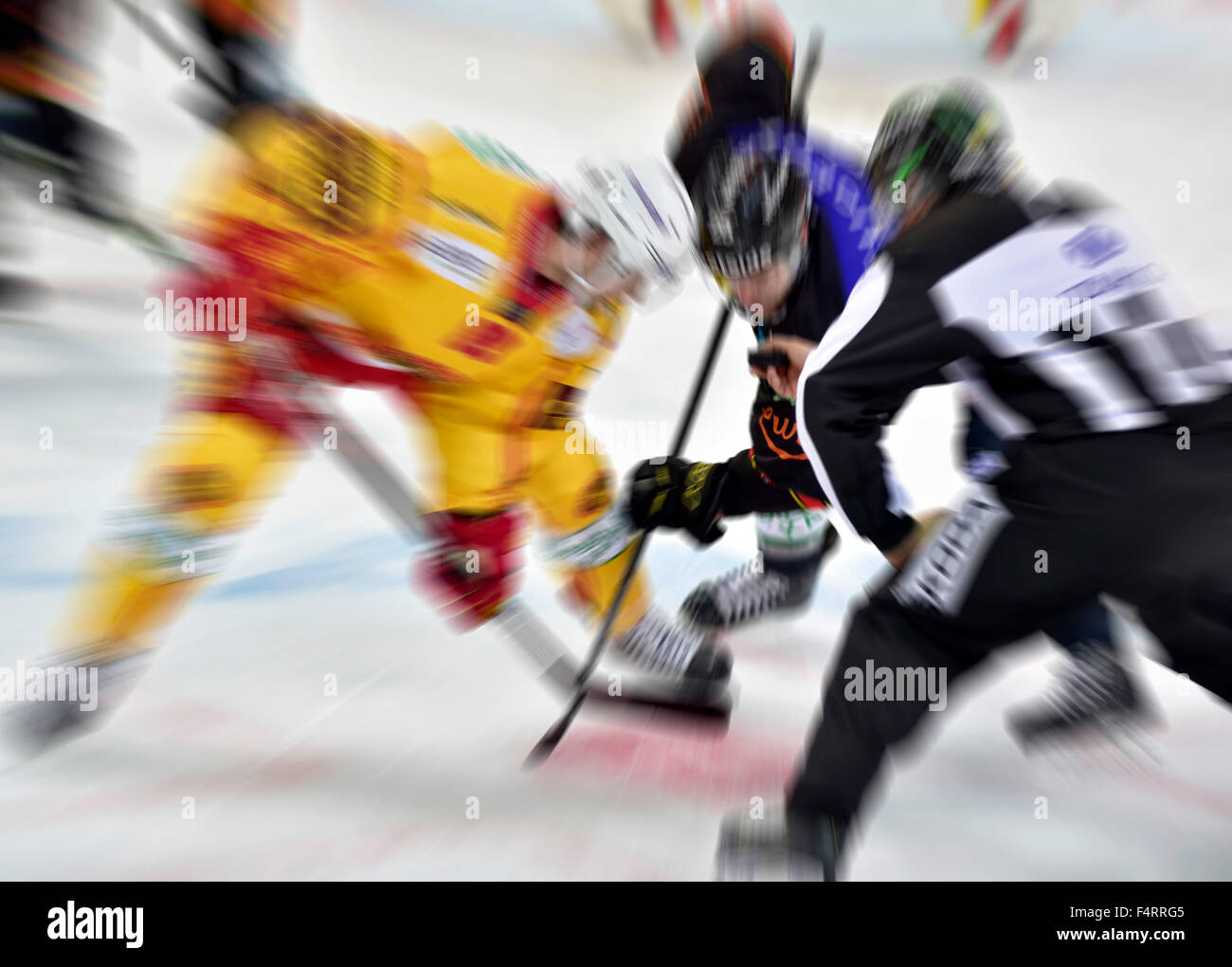 I giocatori di hockey, molestare zoomed, cantone di Berna, Svizzera Foto Stock