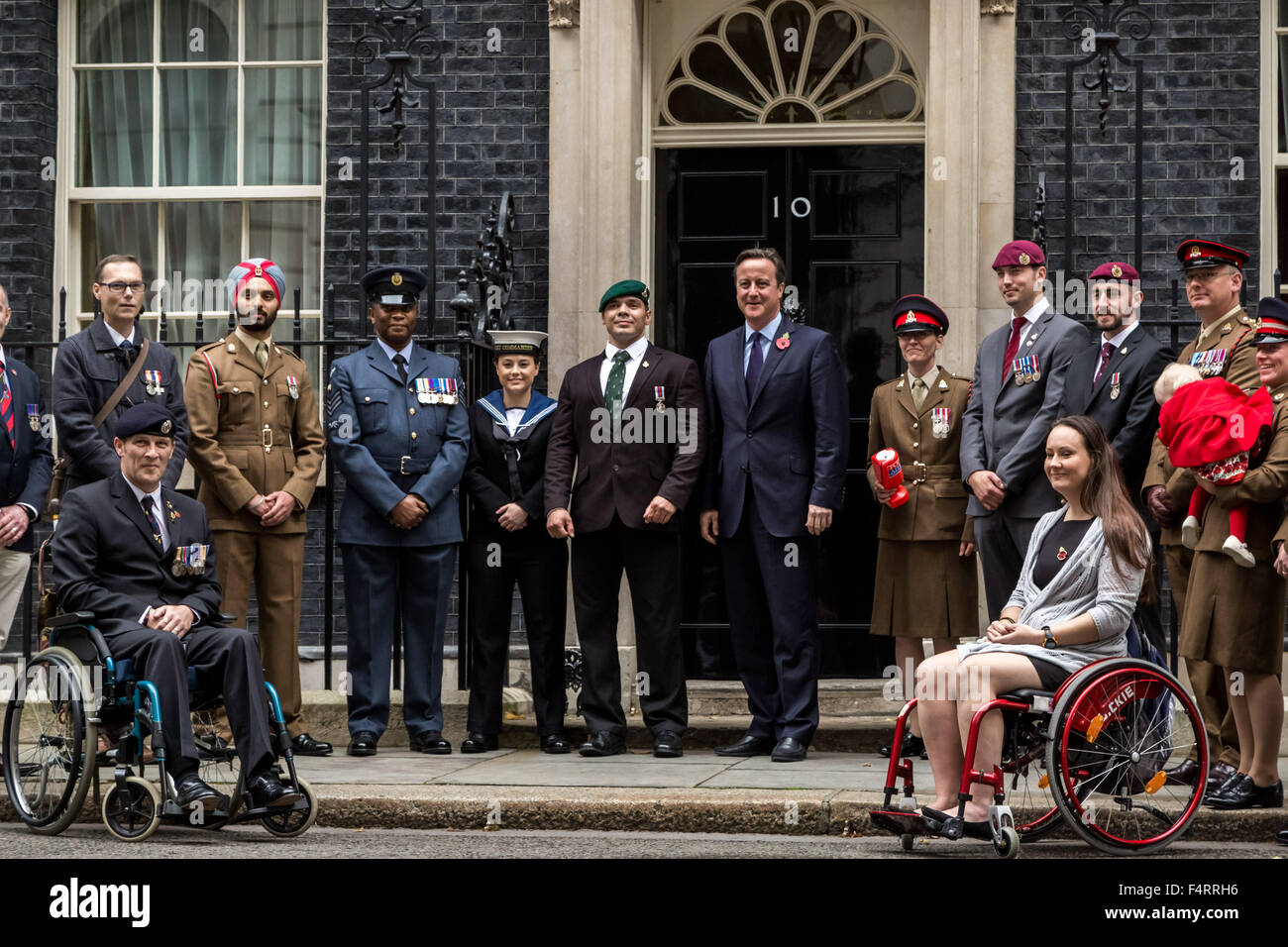 Londra, Regno Unito. 22 ottobre, 2015. Royal British Legion appello di papavero lancio annuale con sfilata passando attraverso Londra consegnando la prima di papavero al Primo Ministro David Cameron a Downing Street Credit: Guy Corbishley/Alamy Live News Foto Stock