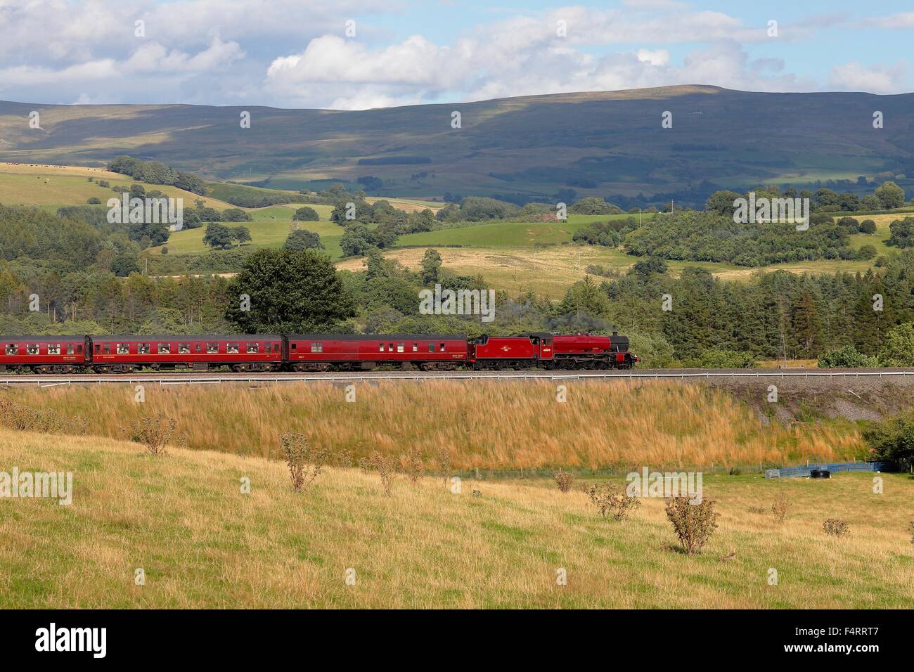Locomotiva a vapore LMS Giubileo 45699 Classe Galatea sulla arrivino a Carlisle linea ferroviaria vicino Lazonby, Eden Valley, Cumbria, Regno Unito. Foto Stock