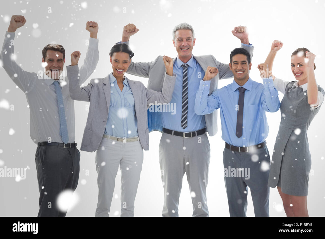 Immagine composita della gente di affari il tifo in office Foto Stock