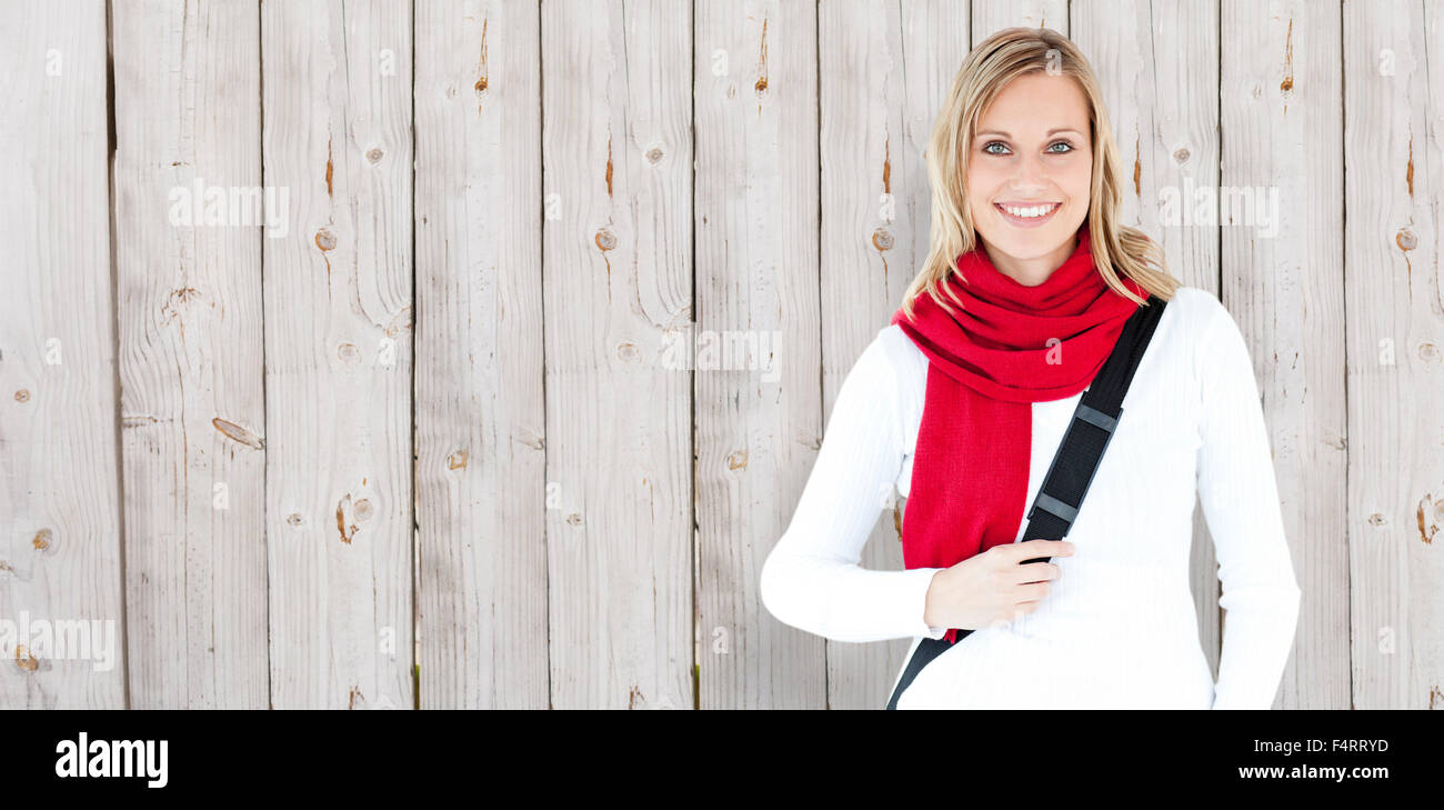 Immagine composita del ritratto di un entusiasta studente con sciarpa sorridente verso la telecamera Foto Stock