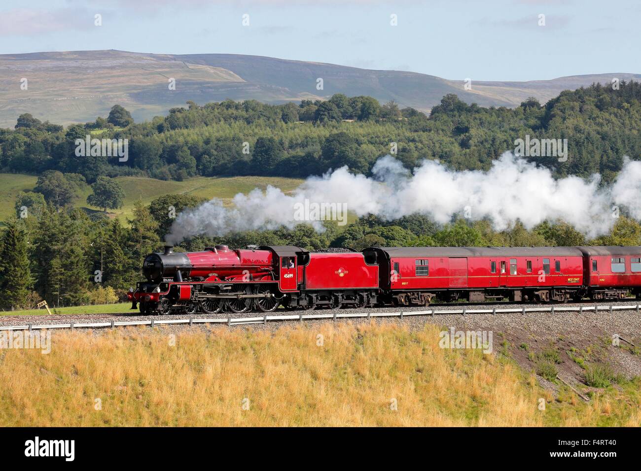 Locomotiva a vapore LMS Giubileo 45699 Classe Galatea sulla arrivino a Carlisle linea ferroviaria vicino Lazonby, Eden Valley, Cumbria, Regno Unito. Foto Stock