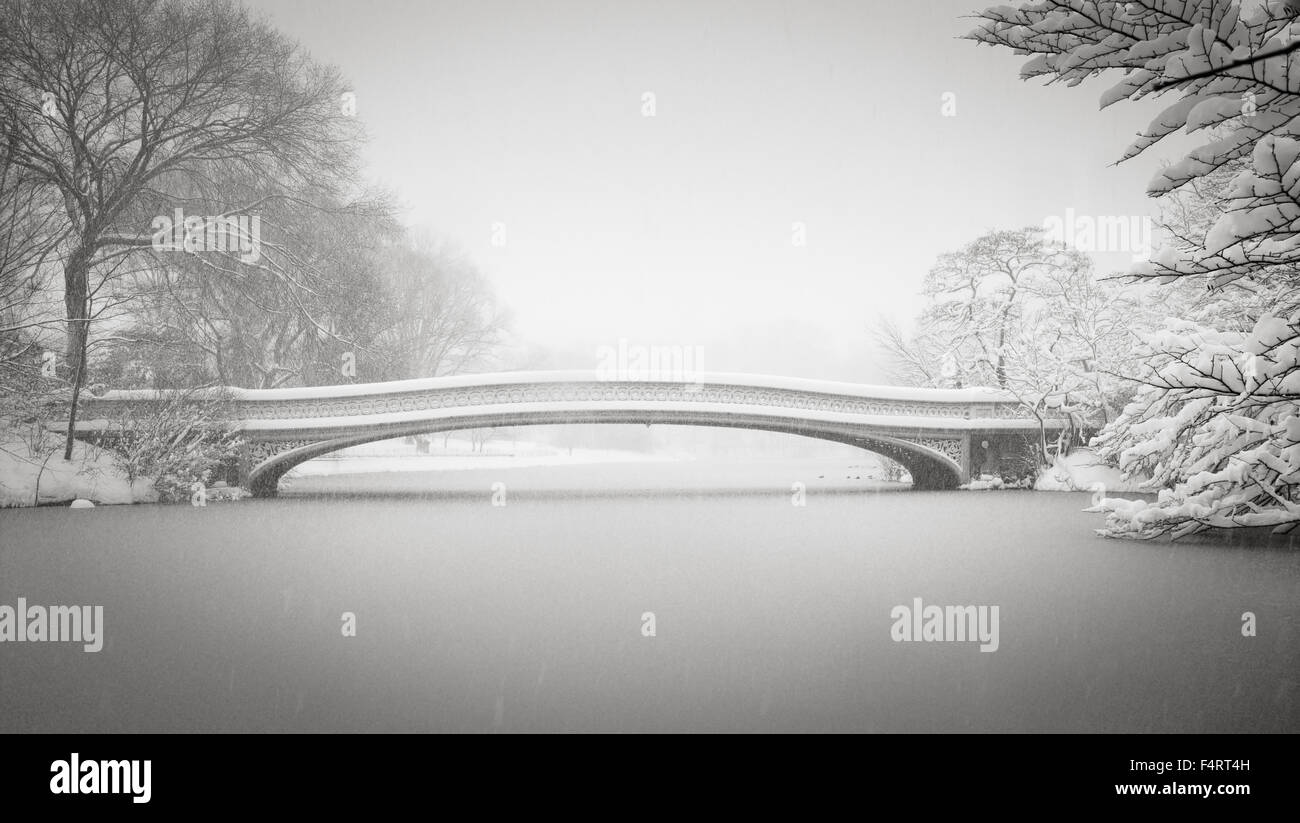 Neve sul ponte di prua e il lago, Central Park, Upper West Side di Manhattan. Pacifica scena invernale nella Città di New York Foto Stock